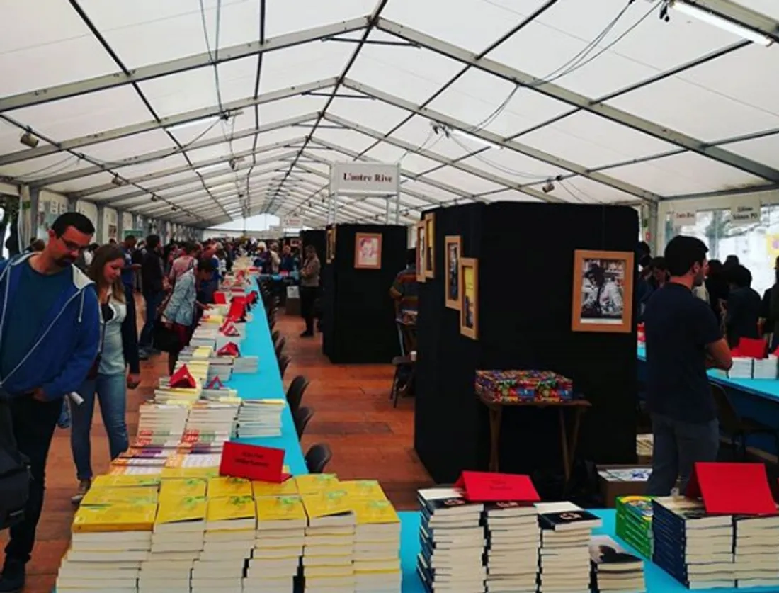 Le chapiteau du Livre sur le Place